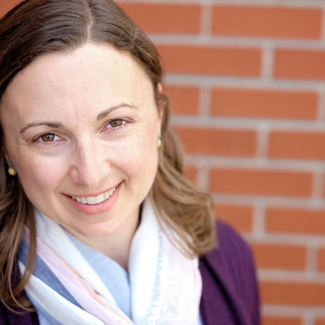 Headshot of Canadian author Lori Wolf-Heffner